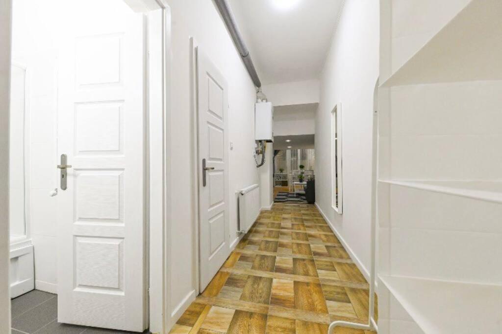 Lovely Studio Flat In Damjanich Street - Leonard Budapest Eksteriør bilde